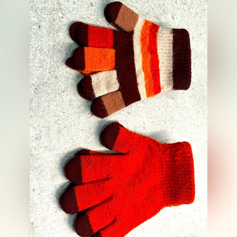 2 pairs of gloves